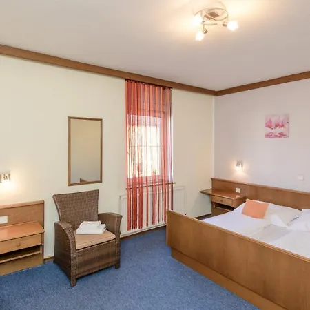 Gasthof Stoeckler מלון 3*